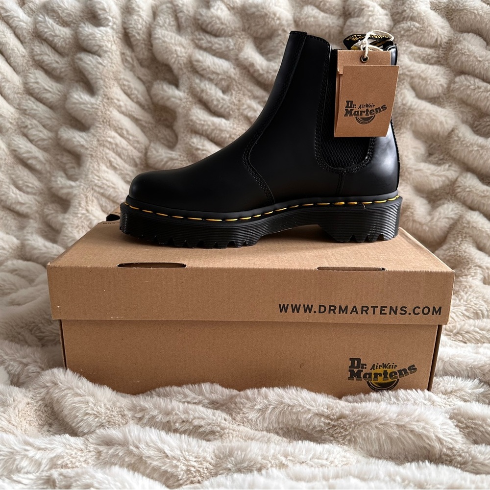 **BRAND NEW** Dr Martens 2976 Chelsea Boot Size 7